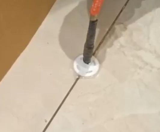 和政瓷砖空鼓维修公司专业解答瓷砖在铺贴过程中，如果没有涂抹均匀到位的粘结材料（如水泥砂浆或瓷砖胶），可能会导致以下问题
