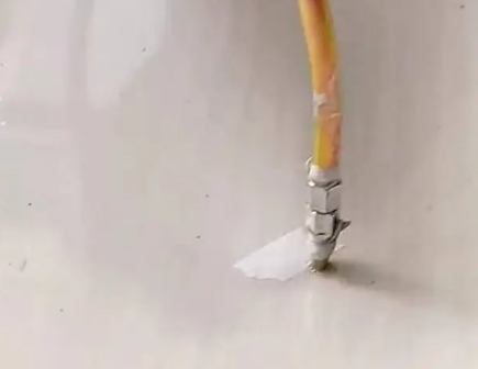 和政瓷砖空鼓维修公司专业解答在瓷砖铺贴过程中，如果使用的砂料过粗（如全部使用了粗砂），可能会导致以下问题